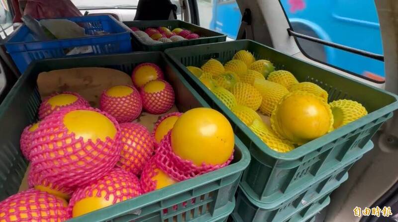 4顆黃金果988元名嘴怒指坑殺觀光客  龜吼漁港水果攤商出面喊冤