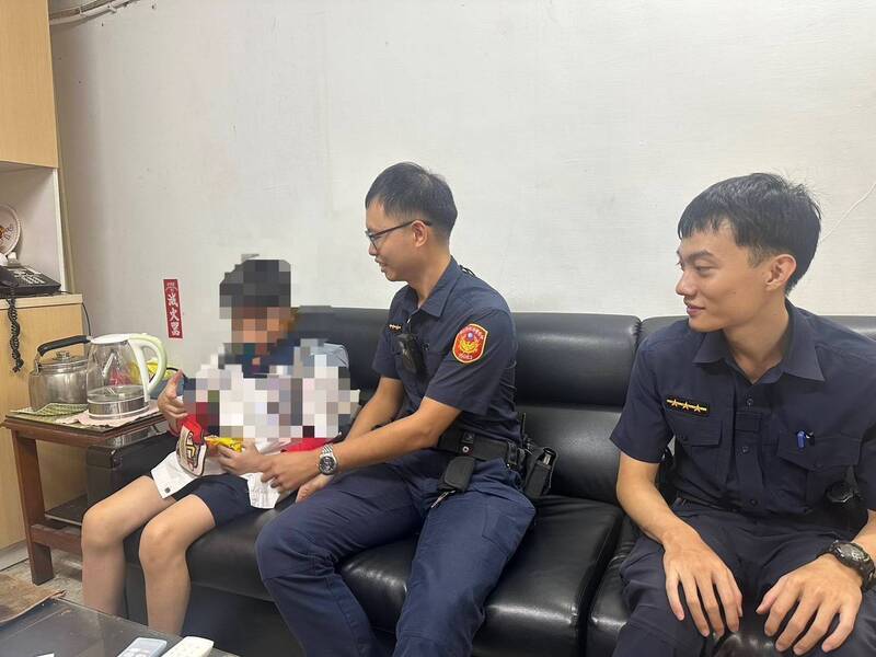 10歲童坐車熟睡錯過學校 獨自蜷縮公車站椅獲警協助