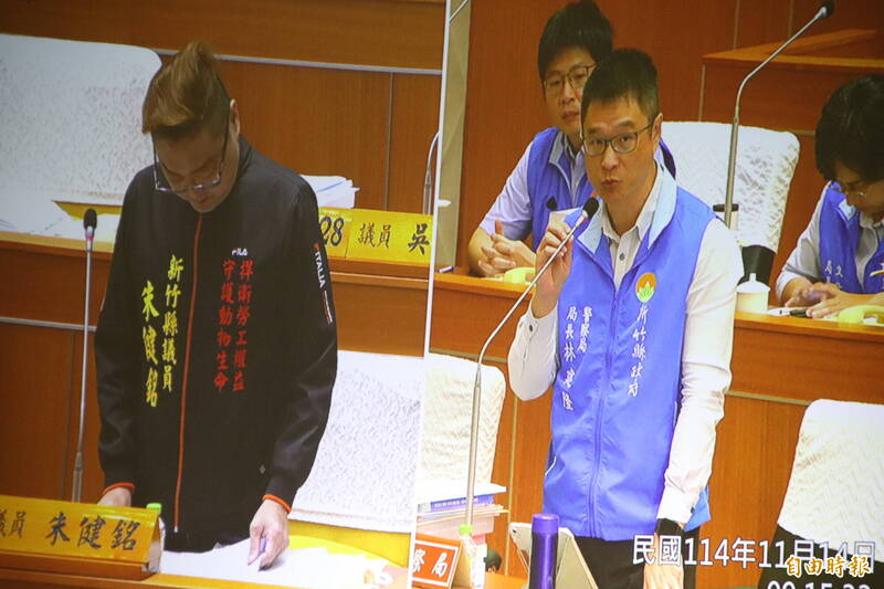 新竹县警局长林建隆（右）答询议员朱健铭（左）时直言，县警局内目前没有动保警察的设置和相关计划。（记者黄美珠摄）