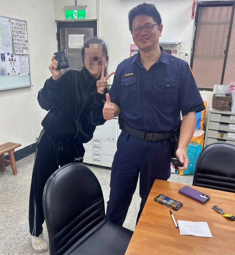 警方帮谢姓女子（左）寻回钱包。（警方提供）