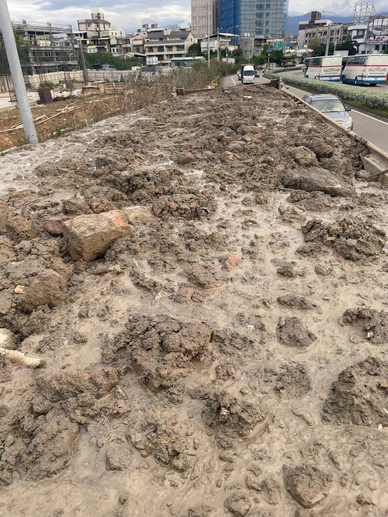 男子开车要到南部倾倒废弃物，司机下车如厕被中途「拦截」。（警方提供）