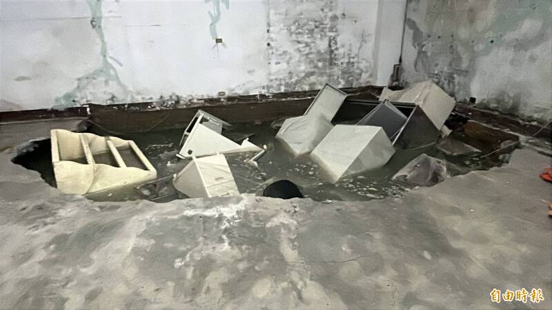 基隆工地施工又釀鄰損 民宅內出現大天坑！