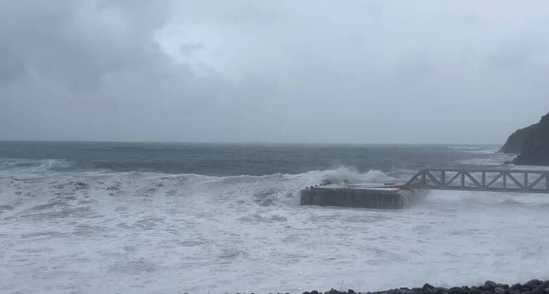 龜山島積水未退 再封島4天至18日