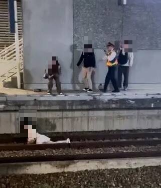 列車快進站 女子突失控跳月台臥軌!親友飛撲救人驚險畫面曝