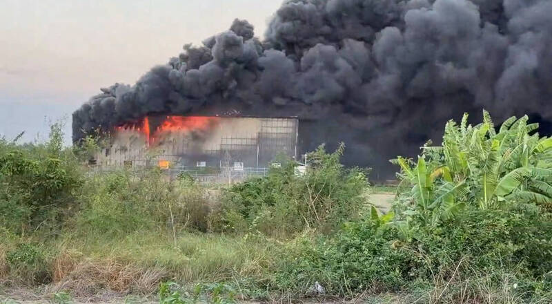 台南安定中荣里工厂火警，火势猛烈。（读者提供）