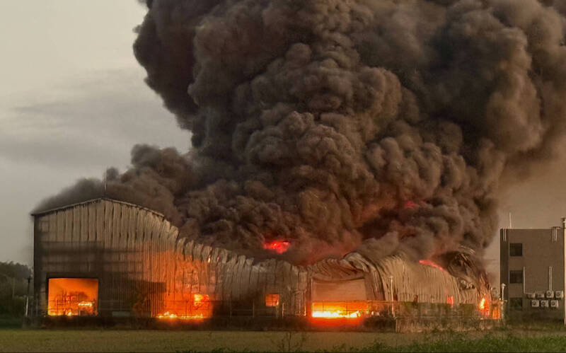 台南安定区中荣里工厂火警随风向改变，空气品质影响范围扩大至台南及高雄14个行政区。（读者提供）