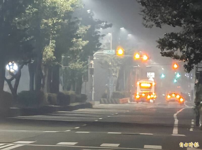 安定工厂火警，浓烟扩散，距离2、30公里远的仁德街道，像是起雾一般。（记者吴俊锋摄）