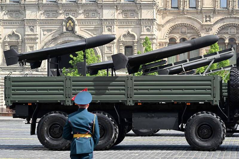 俄罗斯5月阅兵展示「天竺葵二型」无人机。（法新社档案照）