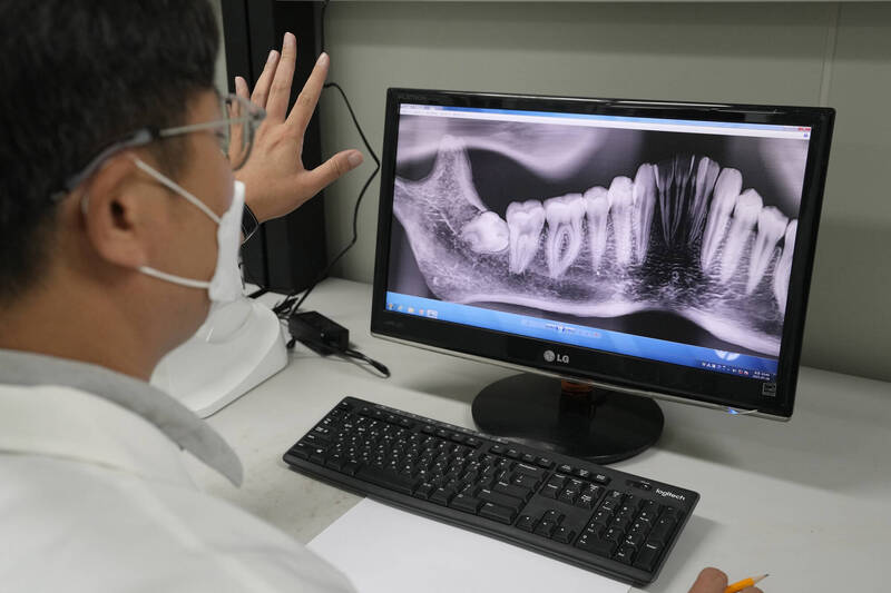 南韩首尔江南区一家牙医诊所因离职补偿问题引发争议。（美联社）。