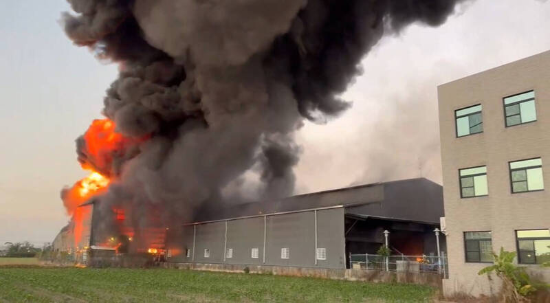 台南安定区中荣里工厂火警，浓烟窜天。（读者提供）