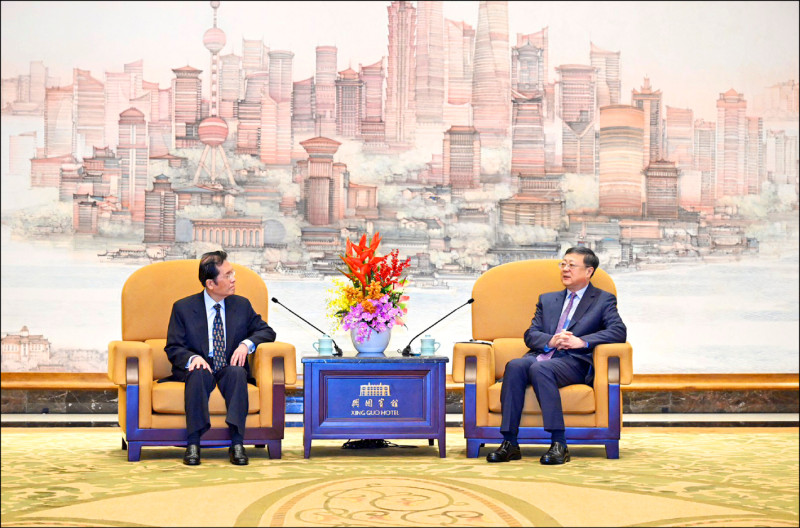 國民黨副主席張榮恭（左）昨在中國上海興國賓館，會見上海市委書記陳吉寧（右）。（國民黨提供）