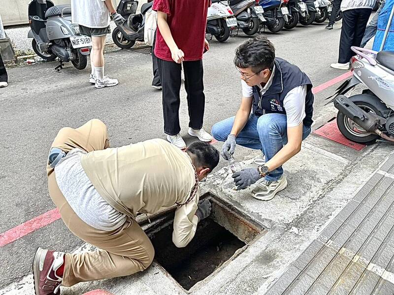 台中中華路夜市 學生翻水溝蓋撿逾4千根煙蒂