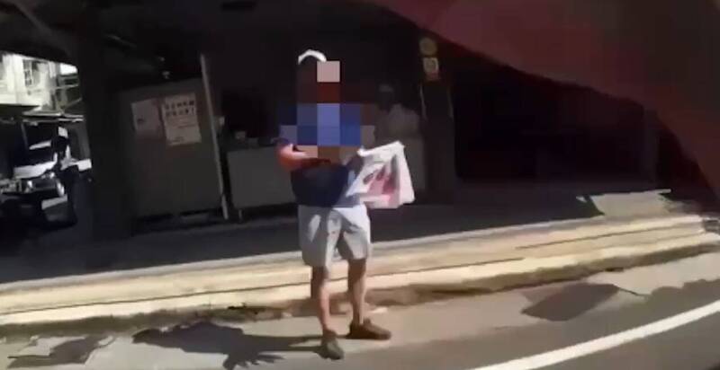 俄罗斯男在大树区兜售自制「爱台湾」国旗。（读者提供）