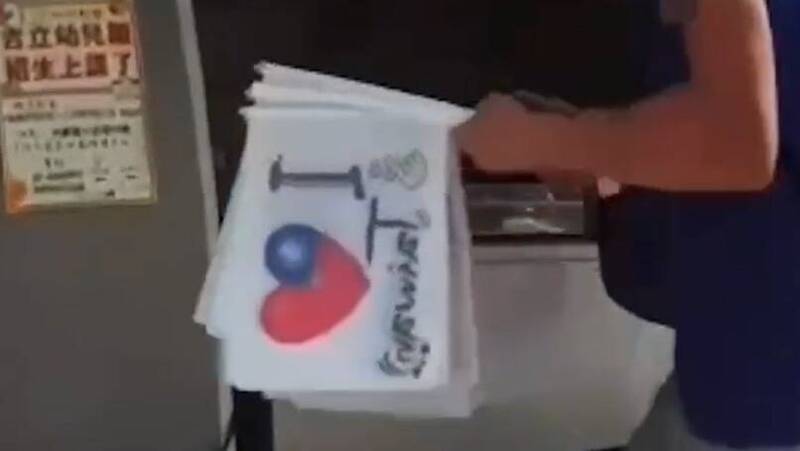 俄罗斯男自制的「爱台湾」国旗。（读者提供）