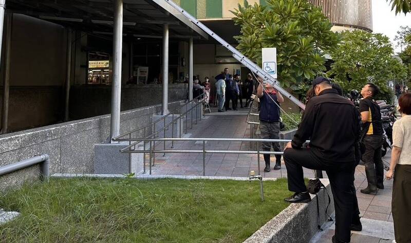 环南市场保全清晨坠楼送医。（记者刘庆侯翻摄）