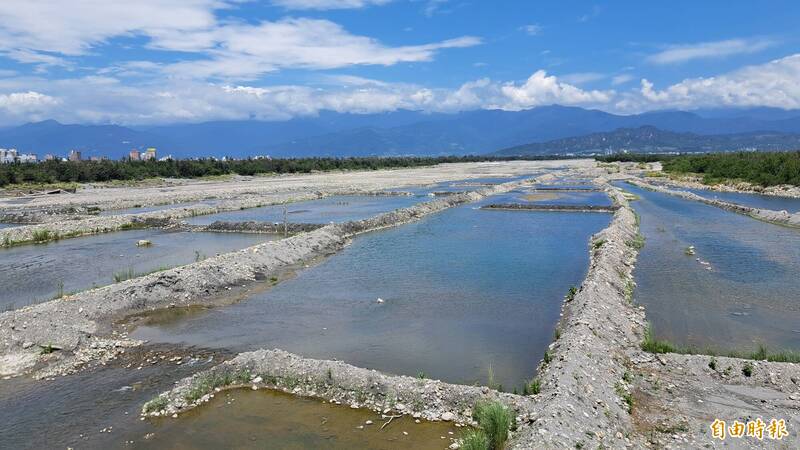 台東卑南溪「水覆蓋」抑制風飛沙 議員質疑治標難治本