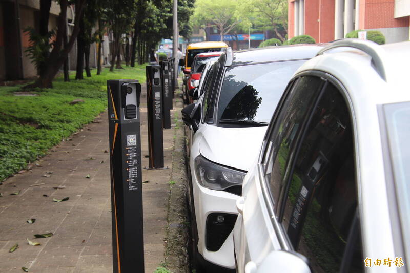 民代催生智慧停車柱兼做科技執法   楊文科：爭取明年元旦上路