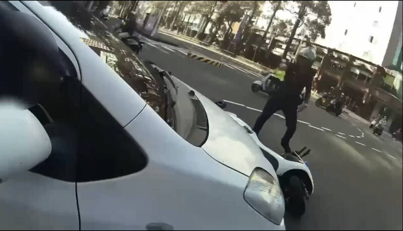 高雄通緝犯拒檢跳上友車撞警車 警對空鳴槍追捕逮人