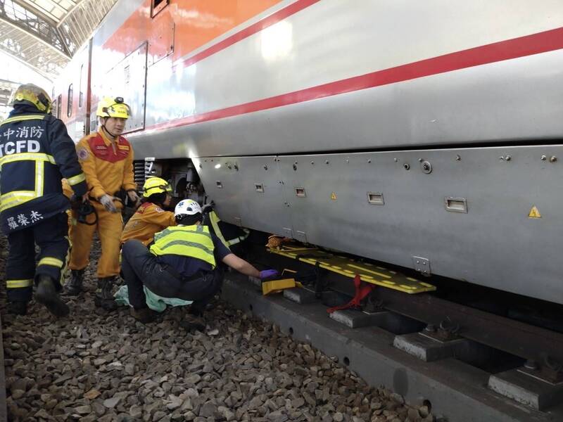 台中火車站7旬婦跌落月台遭列車輾過 幸運撿回一命