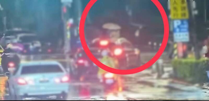 台北市荣星花园发生偷拍事件，警方派员前往处理。（记者邱俊福翻摄）