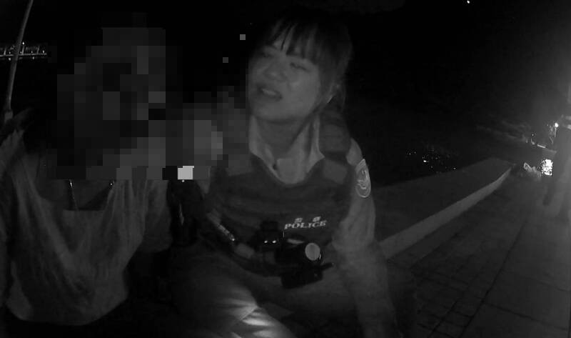 女子湖畔旁情緒激動獨坐 內湖警即時上前關懷助返家