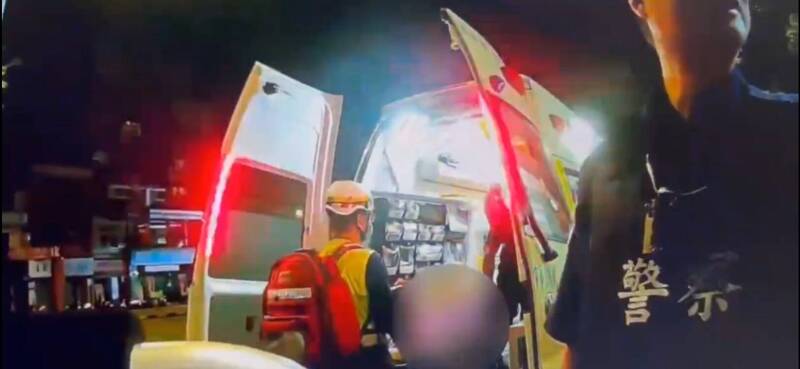 台铁1208号区间车今天凌晨在抵达终点瑞芳车站后拒绝下车，与站务人员爆发冲突，消防员到场评估后，将情绪不稳的钟男先送医救治。（记者林嘉东翻摄）