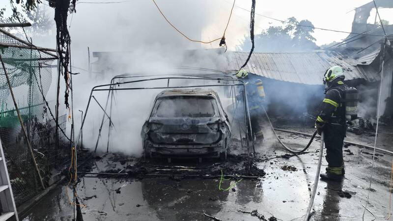 高雄住宅火警毀汽機車 父子受傷送醫