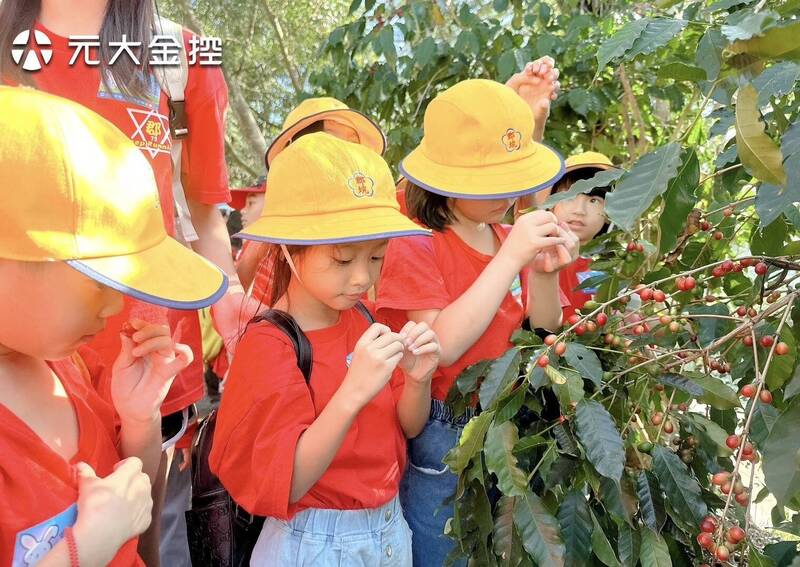 元大幸福日送暖 偏鄉學童學習守護地球