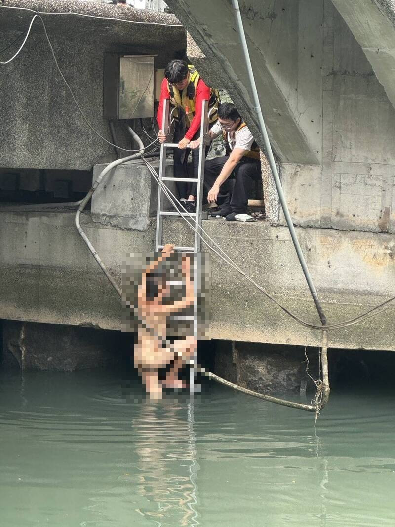 男子光溜溜跳基隆田寮河 獲救說:「想下去洗澡!」
