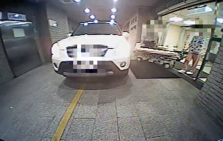 车子抵达彰基急诊，医护人员上前救护。（警方提供）