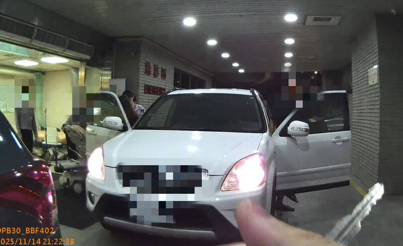 男子在警车引导开道下，顺利把孕妻送到医院生产。（警方提供）