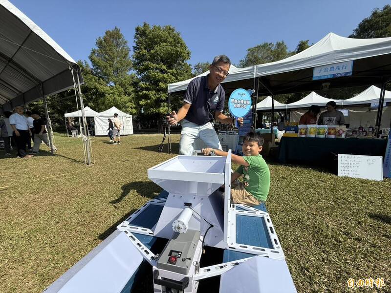 許宏德研發「智慧化無人養殖飼料船」，現在已發明至第三代。（記者李文德攝）