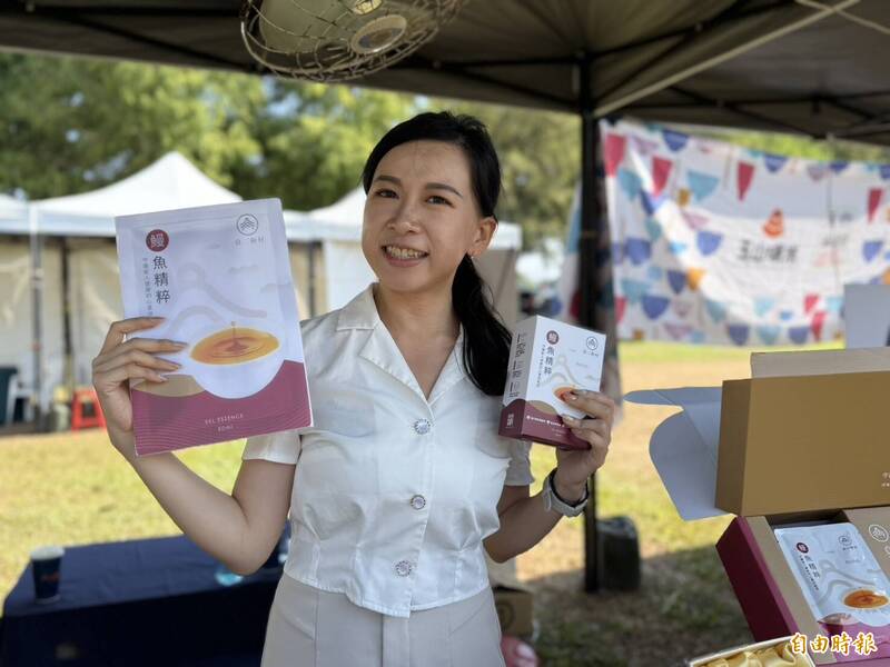 王宣喜將鰻魚「全魚利用」，將魚骨、魚頭等製作鰻魚精粹。（記者李文德攝）