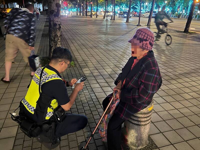 8旬婦迷茫佇立耶誕城 板橋警即時助她找到回家的路