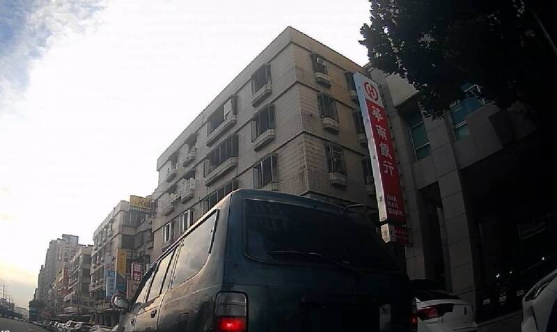 懶等60秒送自己進警局!台中男紅燈右轉 通緝身分加毒品全曝光