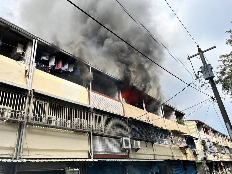 台南归仁区发生民宅火警，消防队全力灌救。（民众提供）