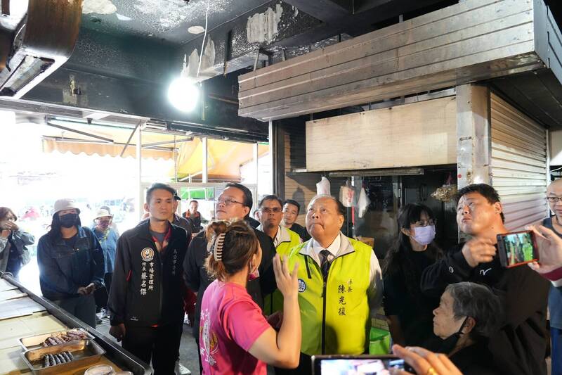 馬公北辰市場大火 陳光復勘災要求先復原供電助恢復營業