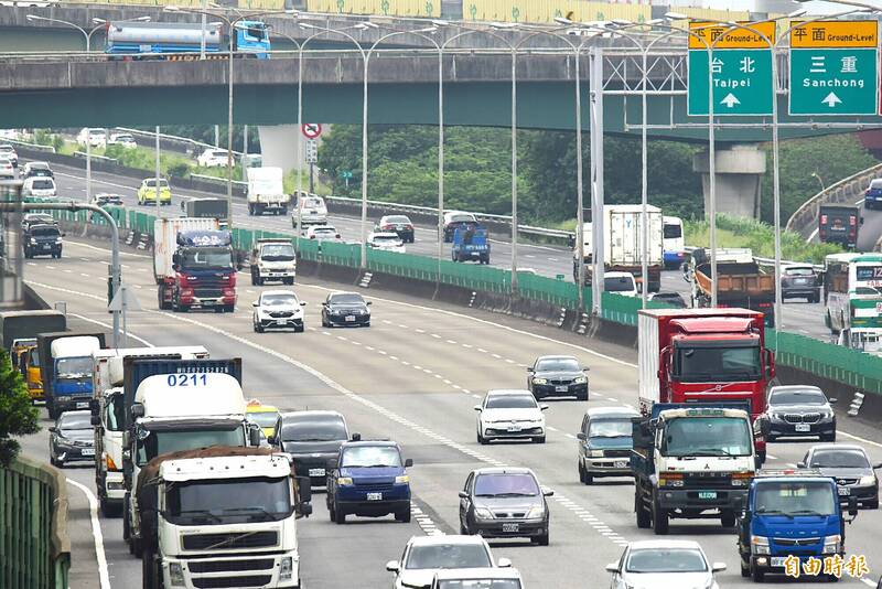 大貨車駕駛「手握方向盤」開車時間 交通部修法每天限10小時