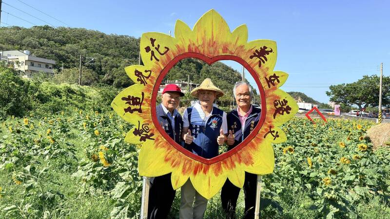 向日葵花海搭配大型郵票拍照區、懷舊三輪車 談文社區邀「藝遊造橋」