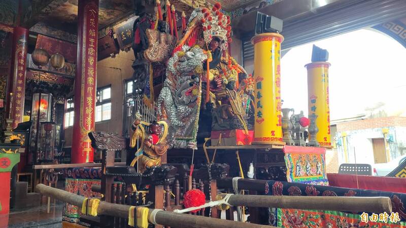 慶贊遶境 台南文朱殿太子爺登四輦轎 開放國小學童扛轎二蘇王戴錶吸睛