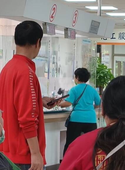 桃園婦遺失藥品想再領卻不願多付錢 大暴走弄壞醫院櫃台顯示器