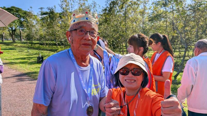 95歲阮阿公完成3公里達陣。（弘道老人福利基金會提供）