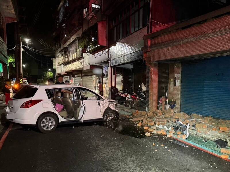 民宅梁柱被撞到水泥块散落一地。(记者林嘉东翻摄) 民宅梁柱被撞到水泥块散落一地。(记者林嘉东翻摄)