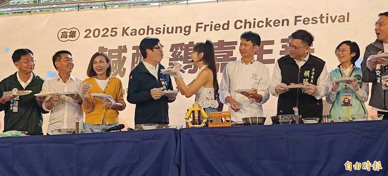 高雄鹹酥雞嘉年華爆棚!BP追星特餐大排長龍 安芝儇餵食陳其邁