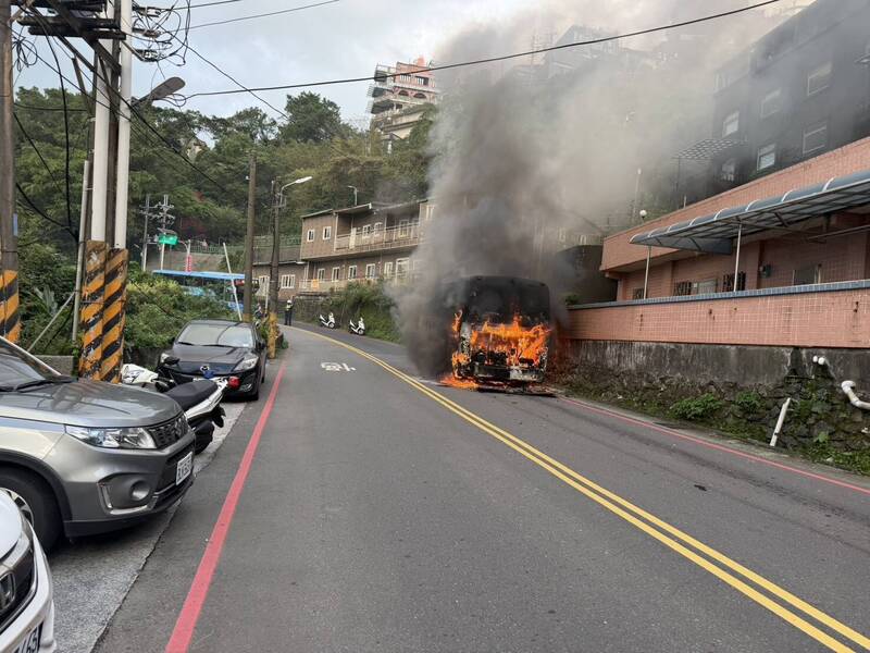 九份1輛遊覽車突起火 乘客已下車遊老街 無人受傷
