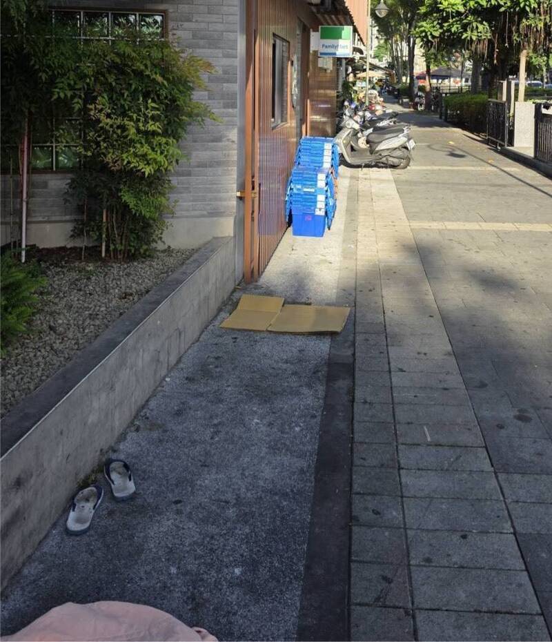 台中東協廣場附近復古風超商 男倒店外猝死