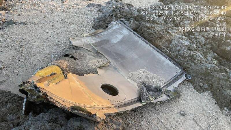 綠島海岸驚見飛行器殘骸 疑為飛機蒙皮