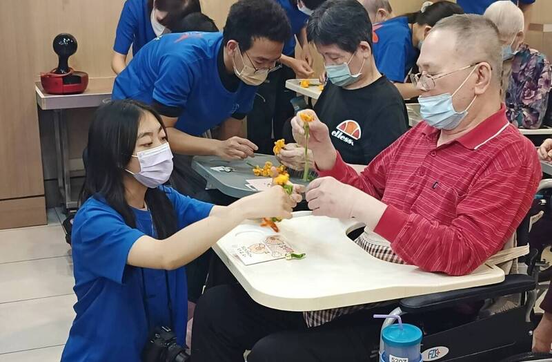 嘉大農藝志工隊送暖護理之家 帶爺奶作花環、歡唱台語金曲