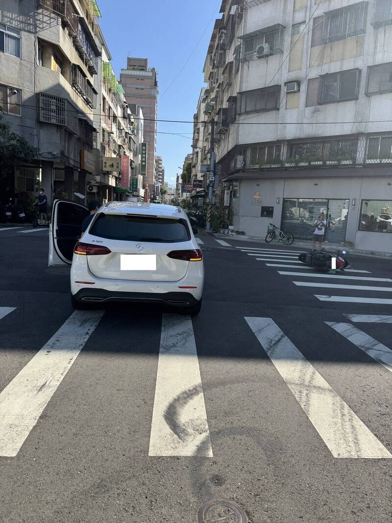 慘了!台中女騎士與賓士車碰撞 機車失控衝向瑪莎拉蒂車頭