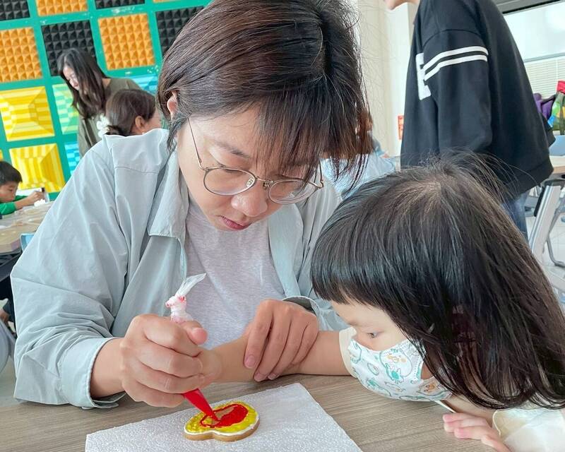嘉義家扶「茉莉閱讀苗圃」 親子共讀、彩繪糖霜餅乾